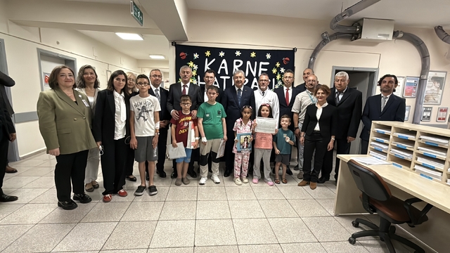 Vali Yılmaz, hastanede tedavi gören öğrencilerin karne heyecanına ortak oldu
Vali Yılmaz:
"Çocuklarımız hem tedavilerini görüyor hem de eğitimlerine ara vermeden devam ediyor"