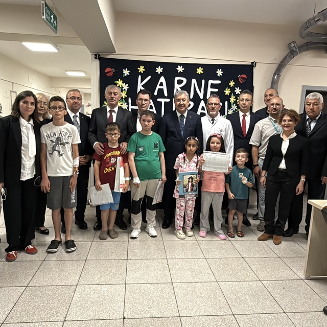 Vali Yılmaz, hastanede tedavi gören öğrencilerin karne heyecanına ortak old...
