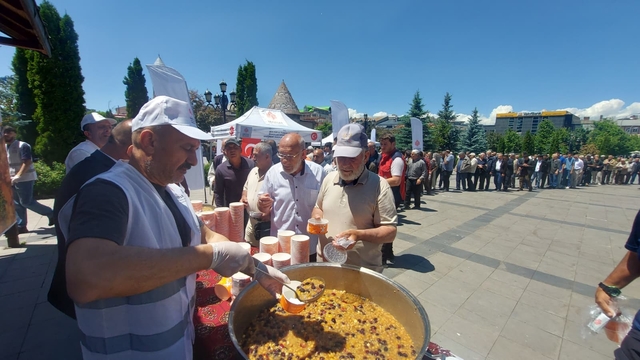 Aşure dağıtımında yoğunluk
