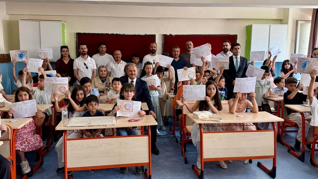 Hakkari'de 69 bin 17 öğrenci karne sevinci yaşadı