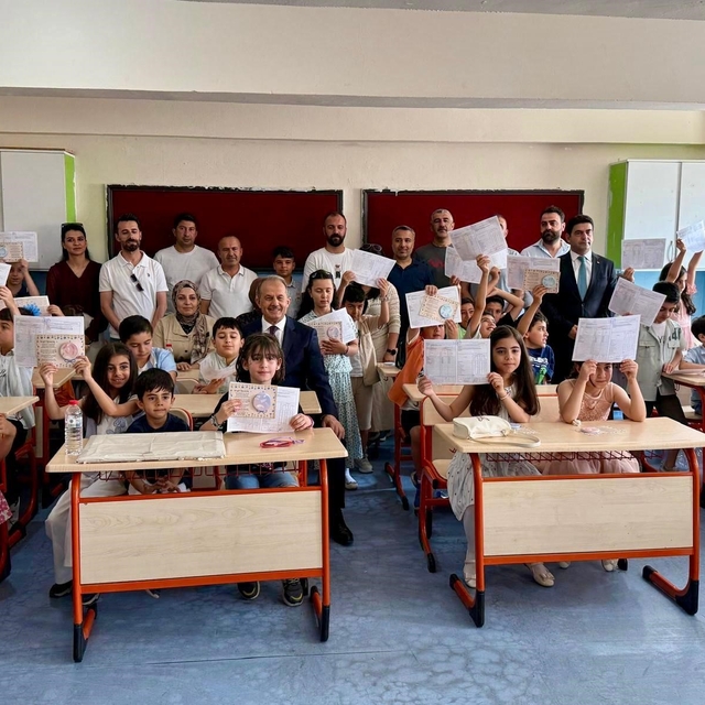 Hakkari'de 69 bin 17 öğrenci karne sevinci yaşadı