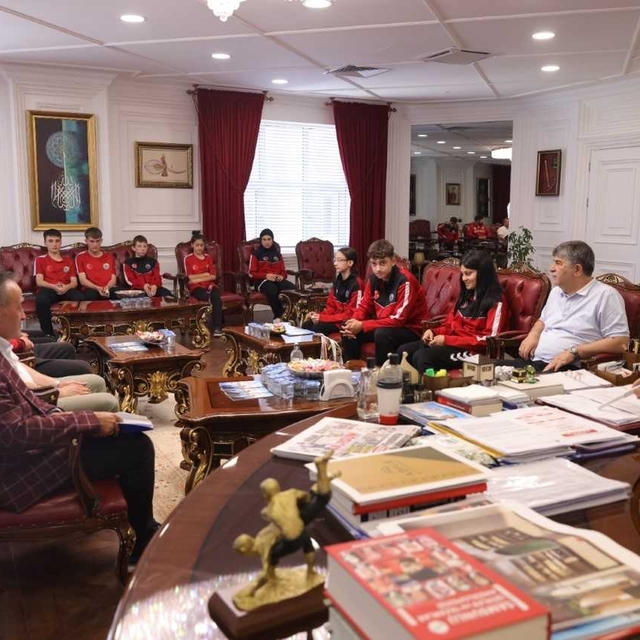 Başarılı sporcudan İlkadım Belediye Başkanı Kurnaz'a ziyaret