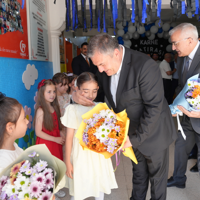 Çubuk ilçesinde öğrenciler karnelerini aldı