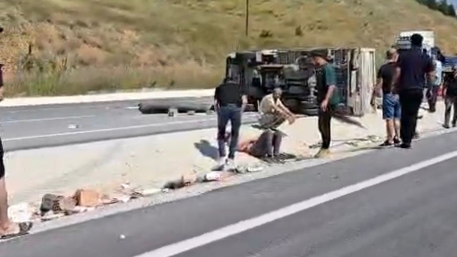 Tuğla yüklü kamyonet devrildi: 4 yaralı