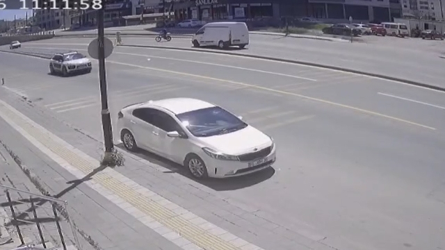 Kamyonetin çarptığı elektrikli bisikletin sürücüsü yaralandı; kaza kamerada