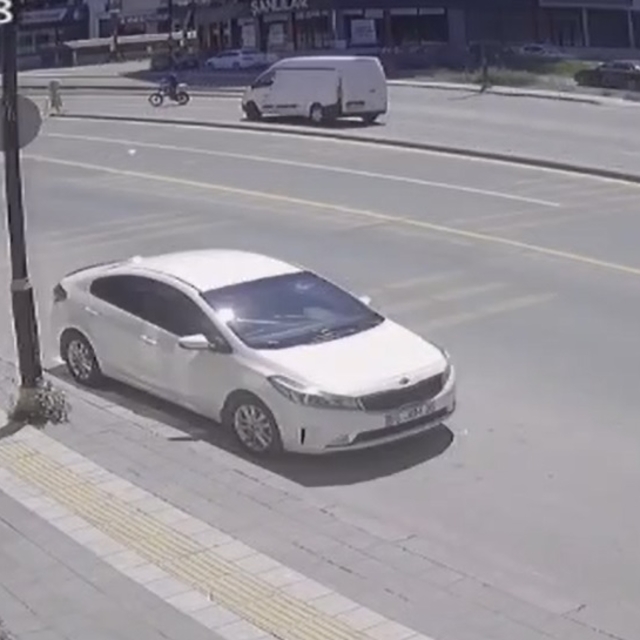 Kamyonetin çarptığı elektrikli bisikletin sürücüsü yaralandı; kaza kamerada