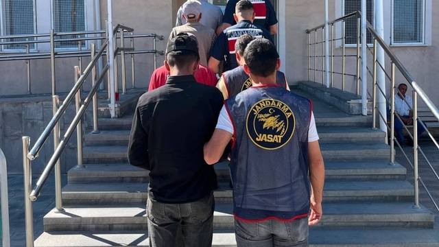 Niğde'de 8,5 ton gübreyi römorkla birlikte çalanlar yakalandı