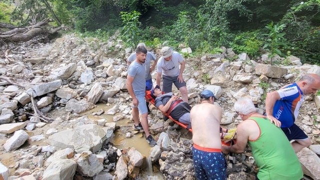 Düzce'de şelalede yürüyüş yaparken yaralanan turist kurtarıldı