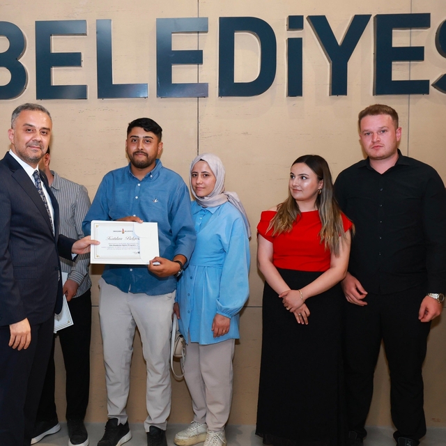 Onikişubat Belediyesi Evlilik Okulu'nun ilk mezunları sertifikalarını aldı