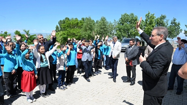 Vali Baruş öğrencilerin karne heyecanına ortak oldu