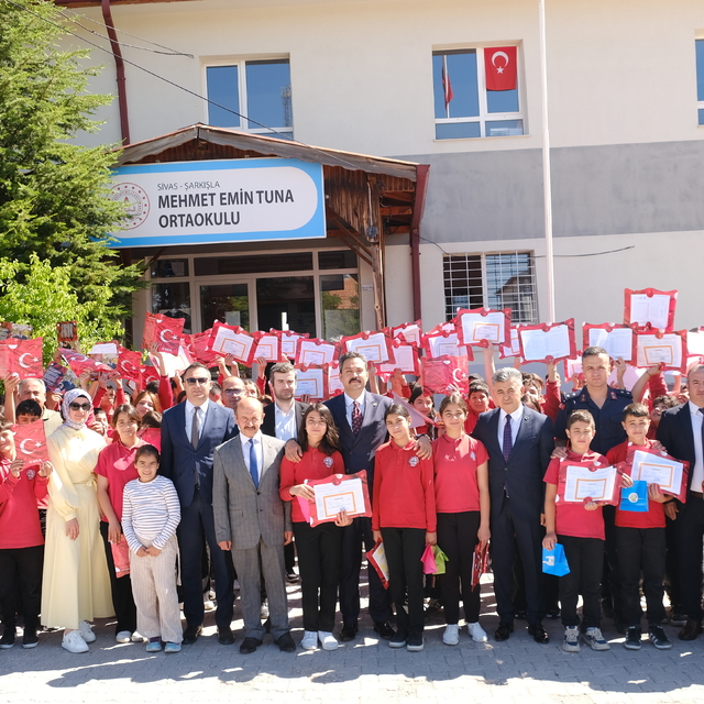 Şarkışla ve Ulaş ilçelerinde karne heyecanı yaşandı