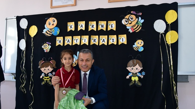 Önce karne sonra kek dağıttı