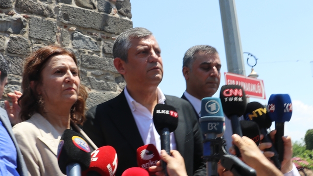 Özgür Özel: Kayyımdan sonra binaları geride bıraktık, yürüyoruz