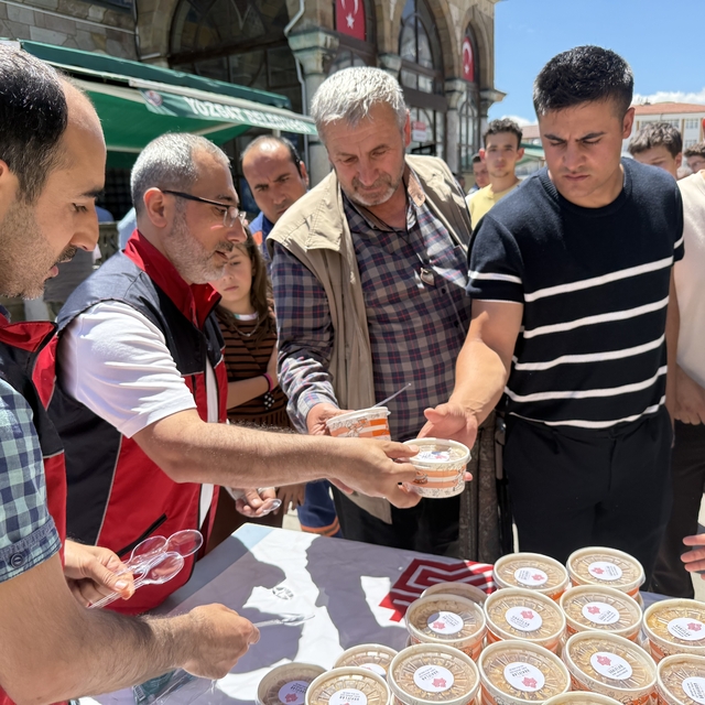 Yozgat'ta vatandaşlara aşure ikram edildi