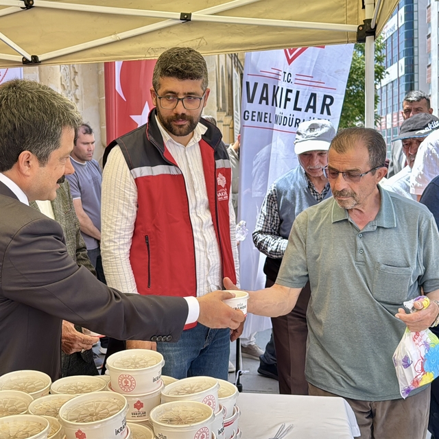 Kırşehir'de vatandaşlara aşure ikram edildi
