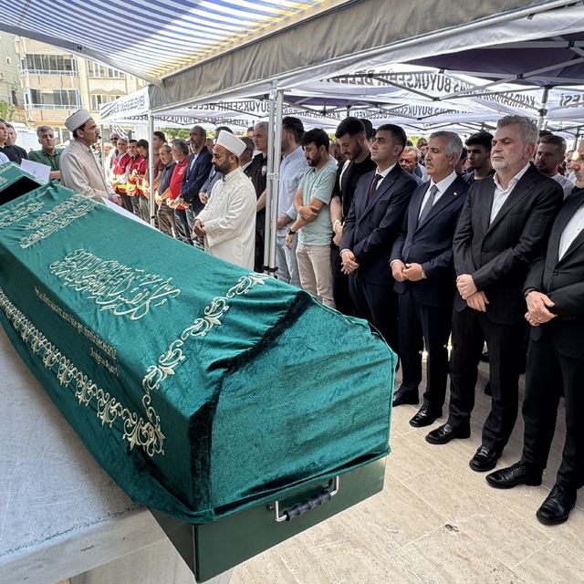 Kahramanmaraş'ta yangında hayatını kaybeden 3 kardeşin cenazeleri defnedild...