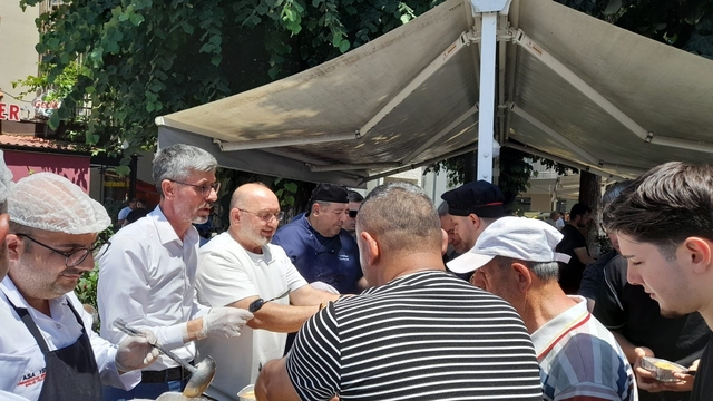 Düzce'de bin kişinin ağzı AK Parti tarafından dağıtılan aşure ile tatlandı