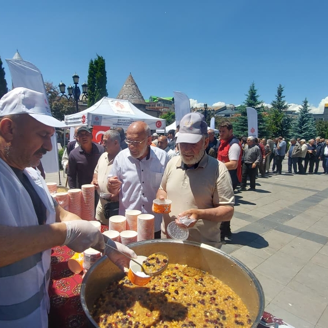 Aşure dağıtımında yoğunluk