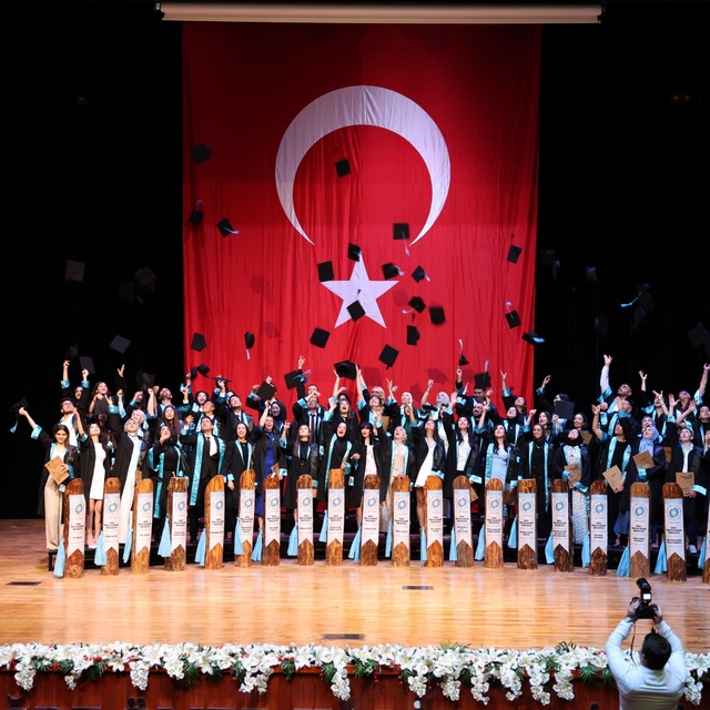 NÖHÜ'de mezuniyet sevinci