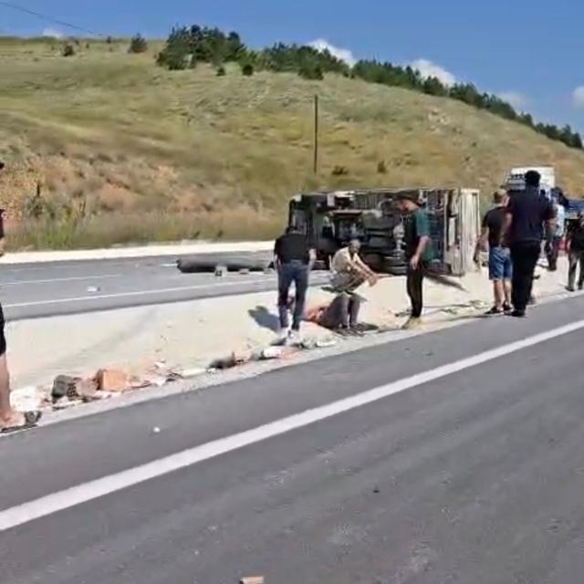 Tuğla yüklü kamyonet devrildi: 4 yaralı