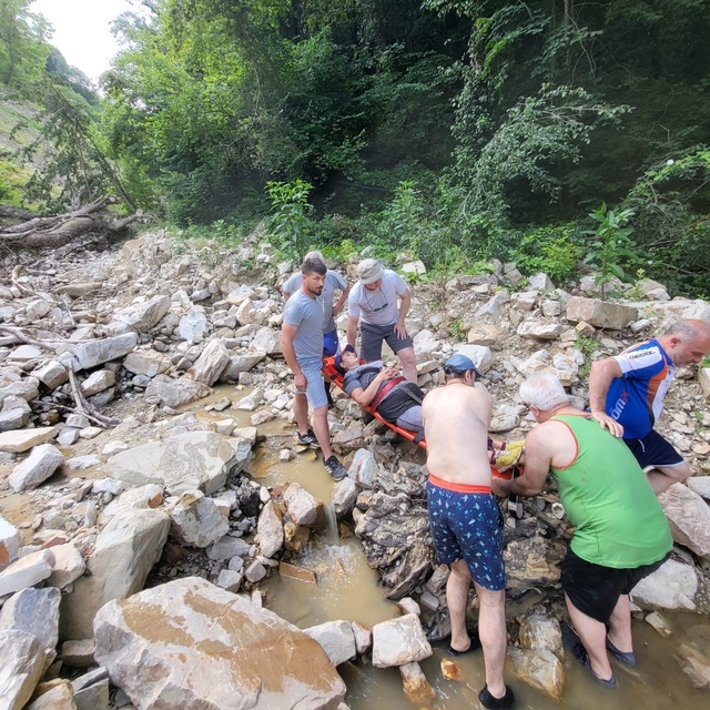 Düzce'de şelalede yürüyüş yaparken yaralanan turist kurtarıldı