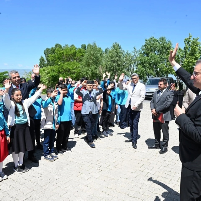 Vali Baruş öğrencilerin karne heyecanına ortak oldu