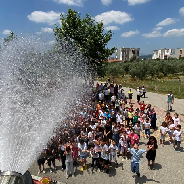 Karne şenliğinde itfaiyeden serinleten sürpriz