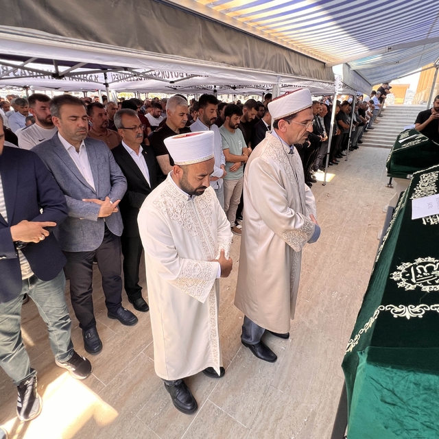 Yangında hayatını kaybeden engelli 3 kardeş toprağa verildi