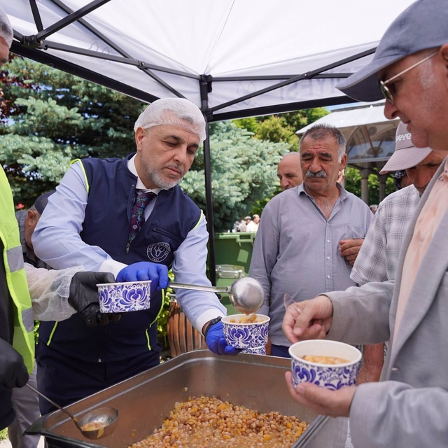Yakutiye Belediyesi Cuma Namazı çıkışı aşure dağıttı