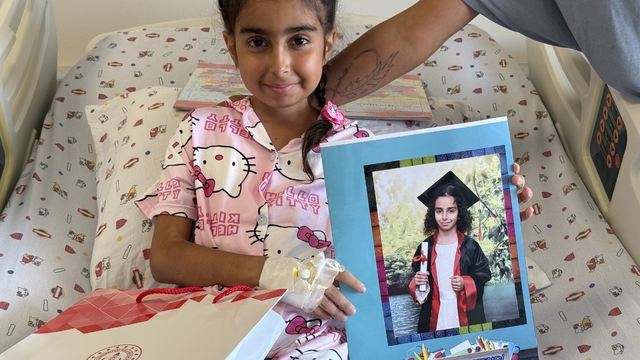 Hastanedeki sınıf ve odalarında karne sevinci yaşadılar
Minik Elmas, resimler yaptığı hasta yatağında karnesini aldı
Karnesini hastanede alan 15 yaşındaki öğrenci doktor olmak istiyor