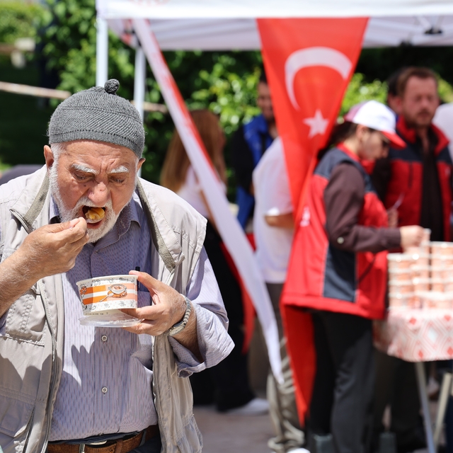Sivas'ta vatandaşlara aşure dağıtıldı