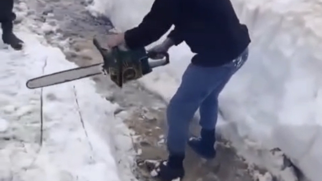 Avrupa sıcaktan kavruluyor, Giresun yaylalarında ağaç motoru ile kar kütleleri parçalanıp yayla yolları açılıyor