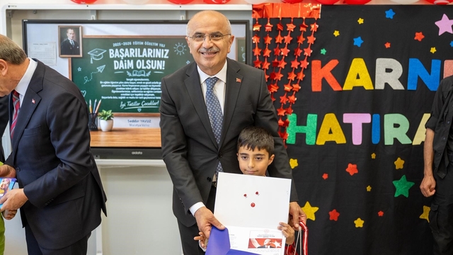 Başkan Er öğrencilerin karne heyecanına ortak oldu