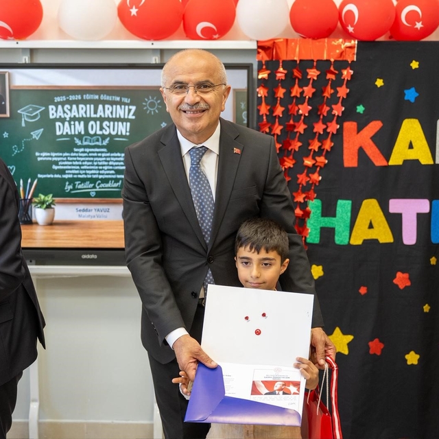 Başkan Er öğrencilerin karne heyecanına ortak oldu