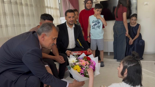 Ağrı Valisi Bozkurt, evde eğitim alan öğrencinin karne sevincine ortak oldu