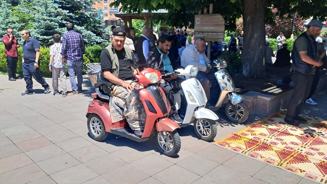 Cami bahçesinde akülü bisikletle saf tuttular