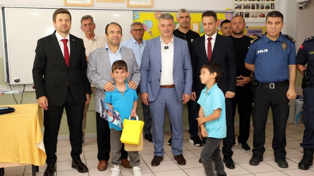 Okullarda son zil çaldı, öğrencilerin ilk karne hediyesi protokolden geldi