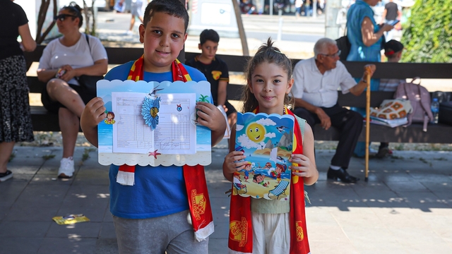 Göztepe'den Karne Etkinliği: "Karneni Getir, Hediyeni Götür" coşkusu başladı