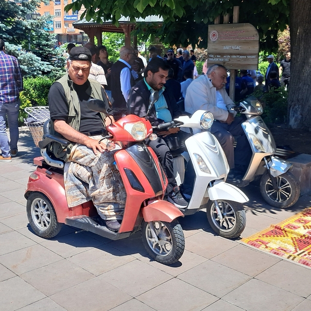 Cami bahçesinde akülü bisikletle saf tuttular