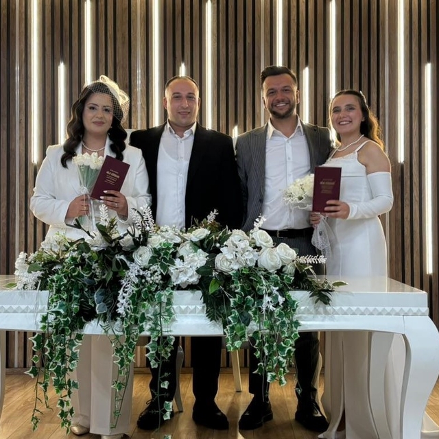 Çocukluk arkadaşları aynı gün evlenip, birbirlerinin nikah şahidi oldu