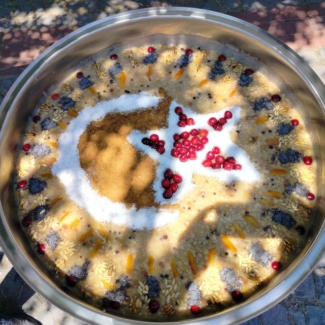 Vatandaşlara aşure ikramı