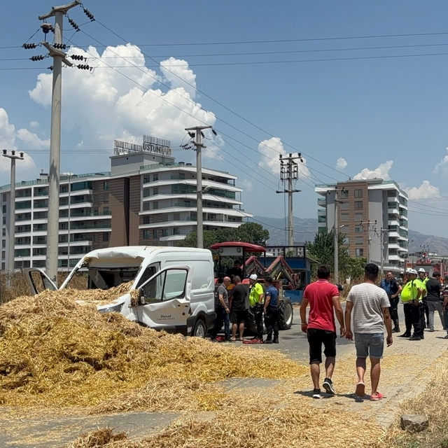 Aydın'da köprüye takılan tırdaki saman balyalarının devrilmesi sonucu 1 kiş...