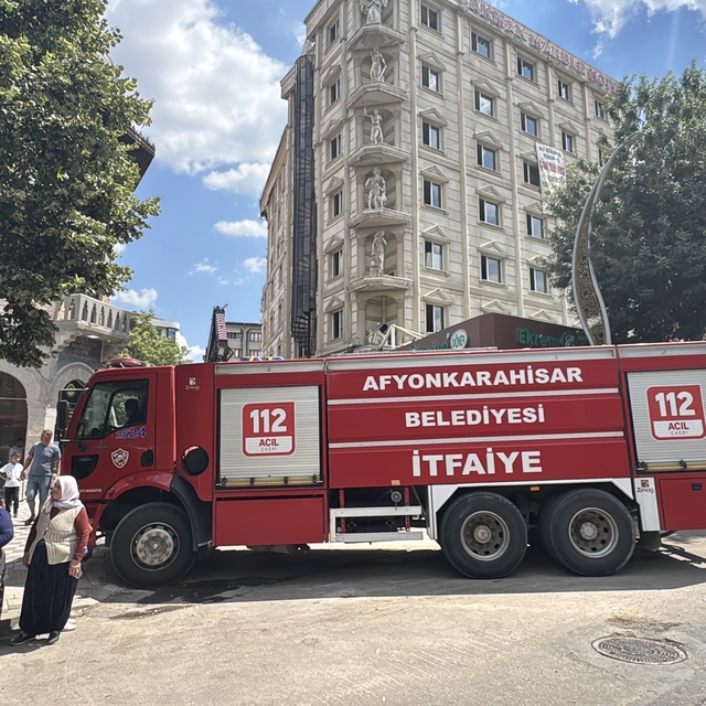Afyonkarahisar'da yıkımı sırasında kısmen çöken otel binası bitişiğindeki b...