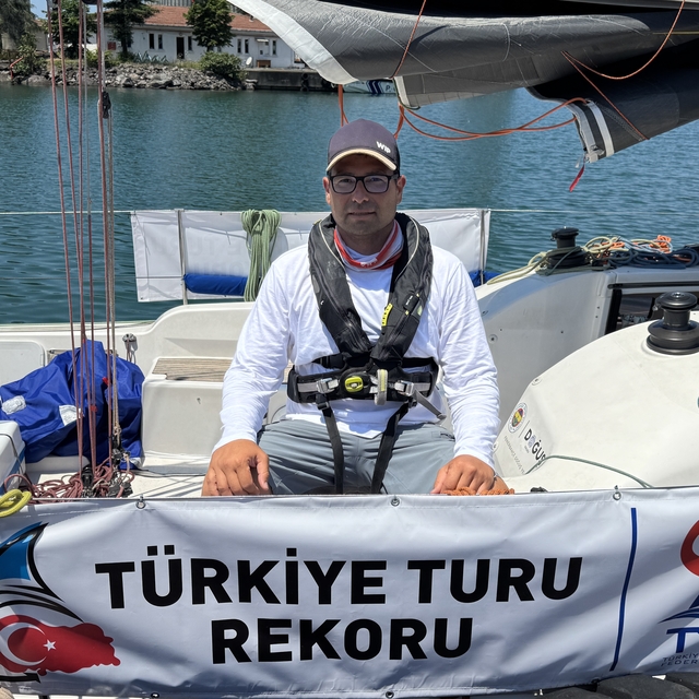 Milli yelkenci Doğukan Kandemir, rekor denemesi için Artvin'den denize açıl...