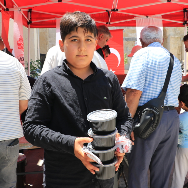 Kilis'te vatandaşlara aşure ikram edildi