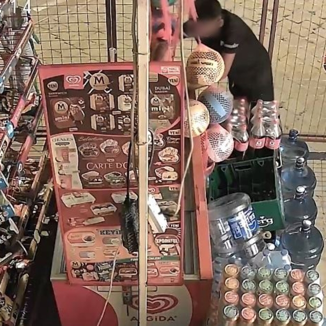 Marketin kapısını kırıp içeri giren çocuklar, marketi talan etti
Yaklaşık 1...