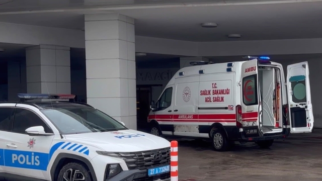 Karne günü bıçaklanan 10'uncu sınıf öğrencisi ağır yaralandı
