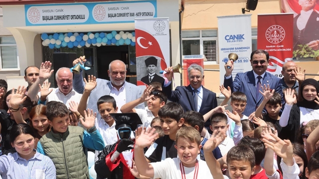 Başkan Sandıkçı, öğrencilerin karne heyecanına ortak oldu