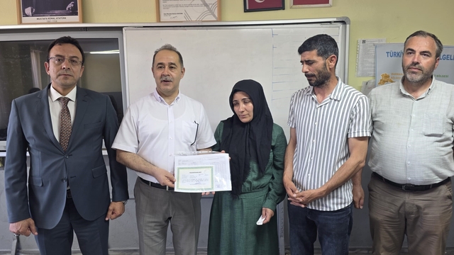 Karne töreninde Muhammed Can Özyıldırım unutulmadı
Boğularak hayatını kaybeden Muhammed Can Özyıldırım'ın karnesi ailesine teslim edildi