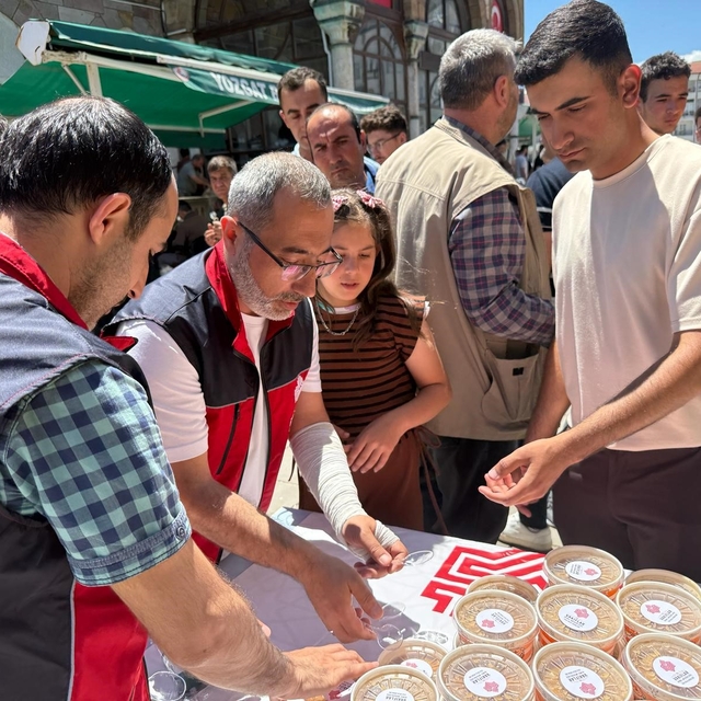Tarihi Çapanoğlu Camii'nde aşure ikramı